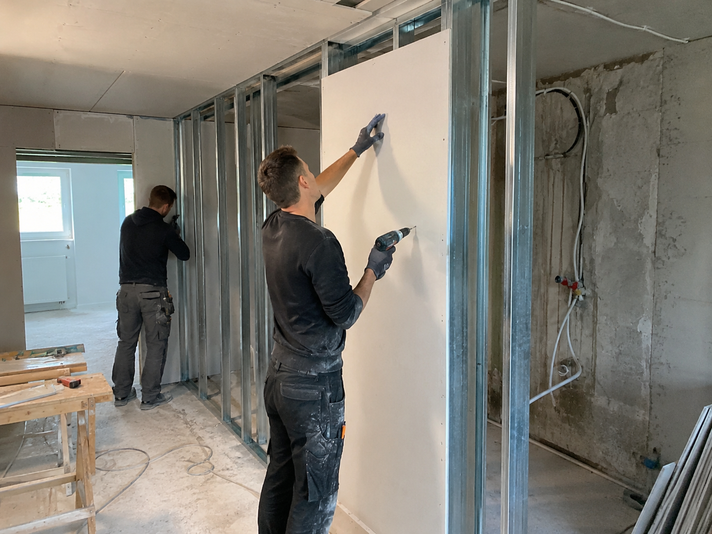 Montage von Trockenbauwänden mit Metallständerwerk